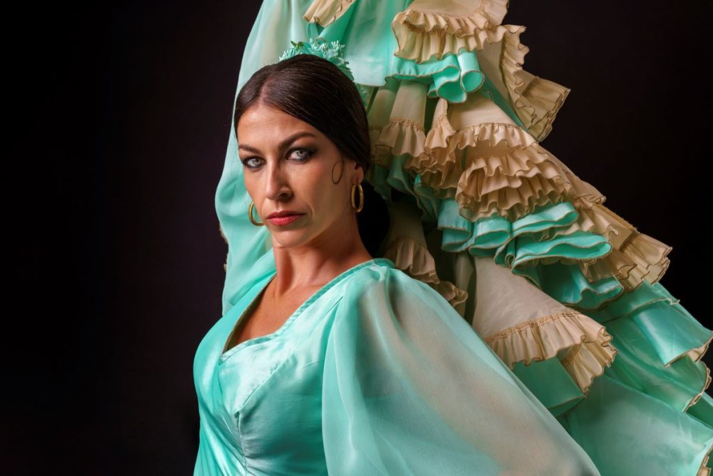 mujer bailaora de flamendo con vestido