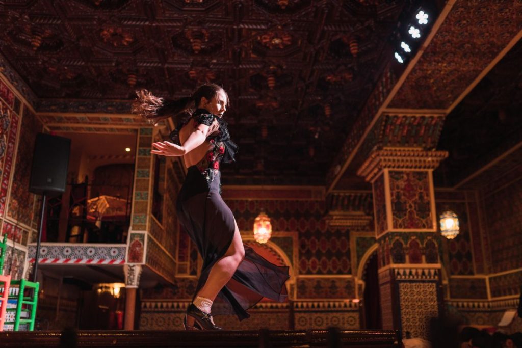 bailaora flamenca bailando en espectaculo